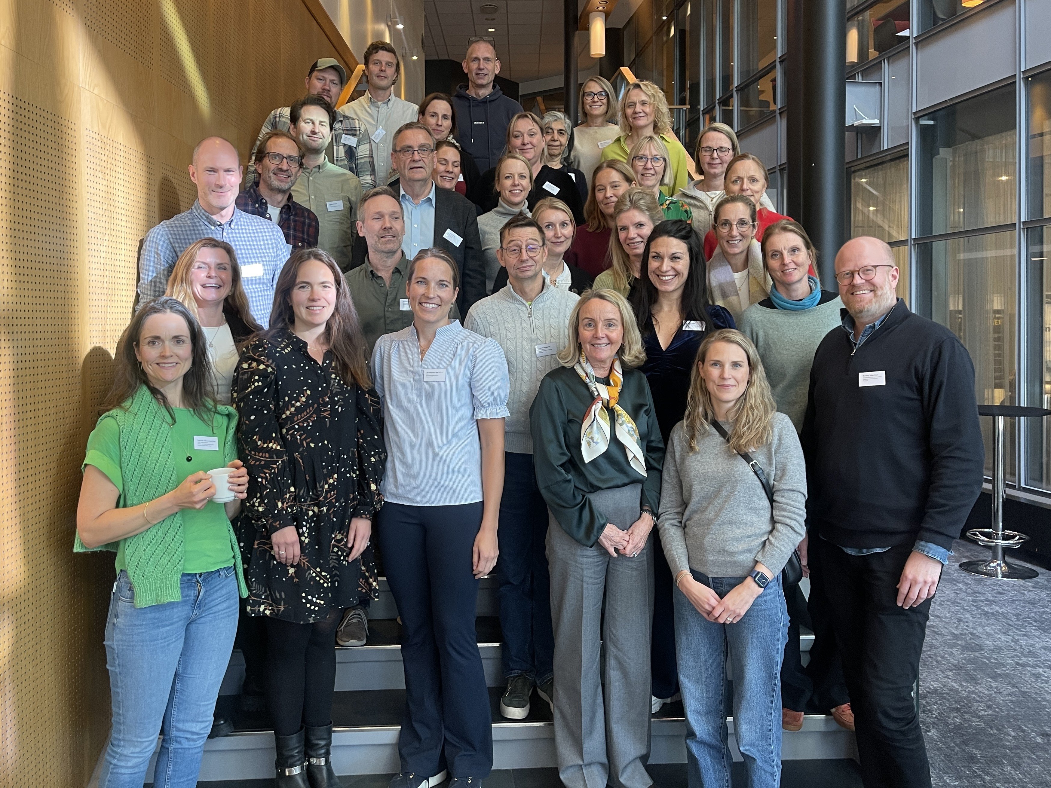 En gruppe mennesker som poserer for et bilde