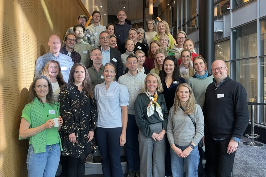 En gruppe mennesker som poserer for et bilde