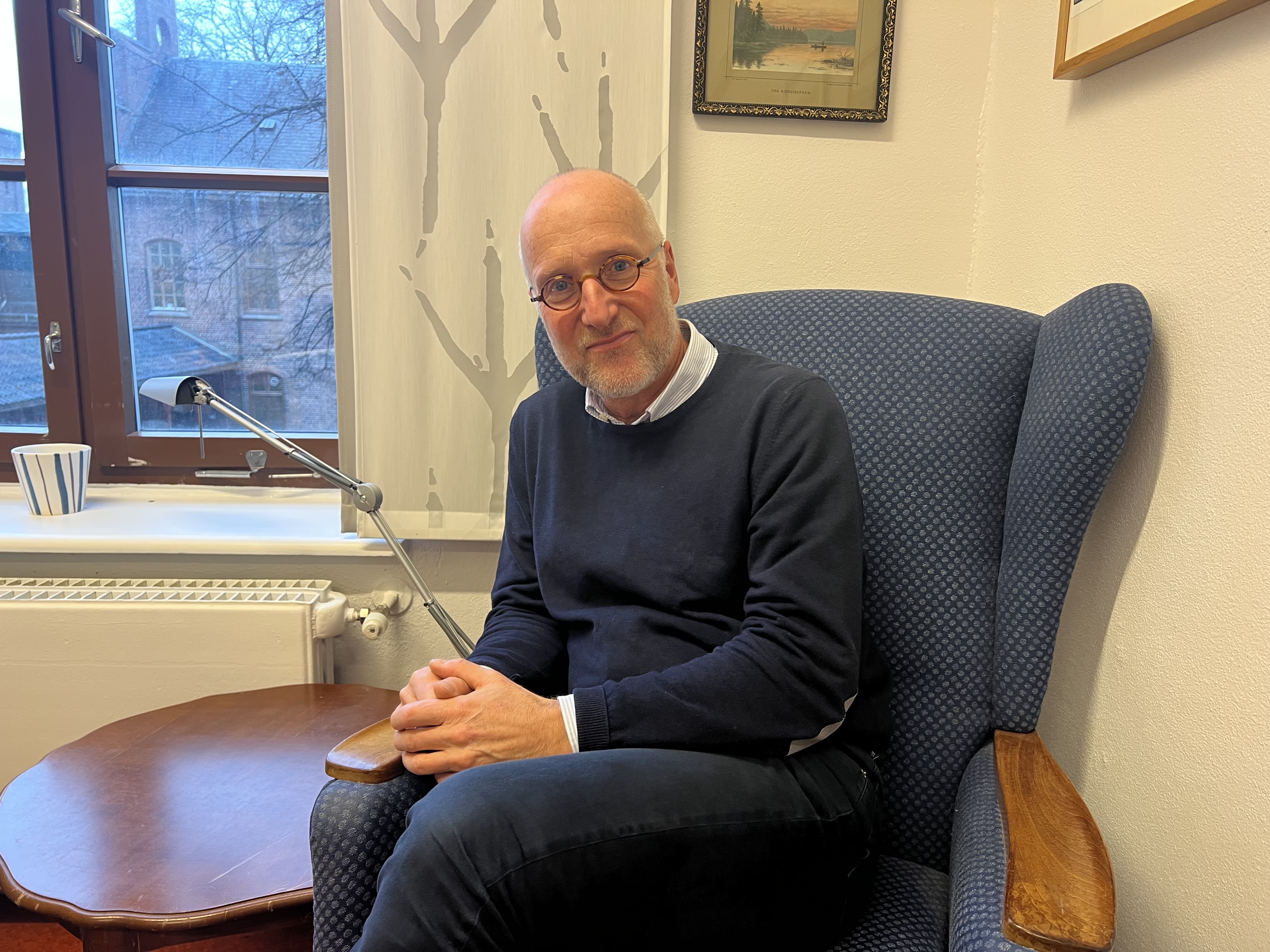 Forskeren sitter i en stol