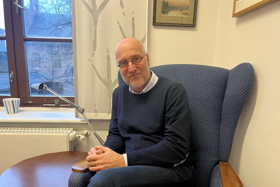 Forskeren sitter i en stol