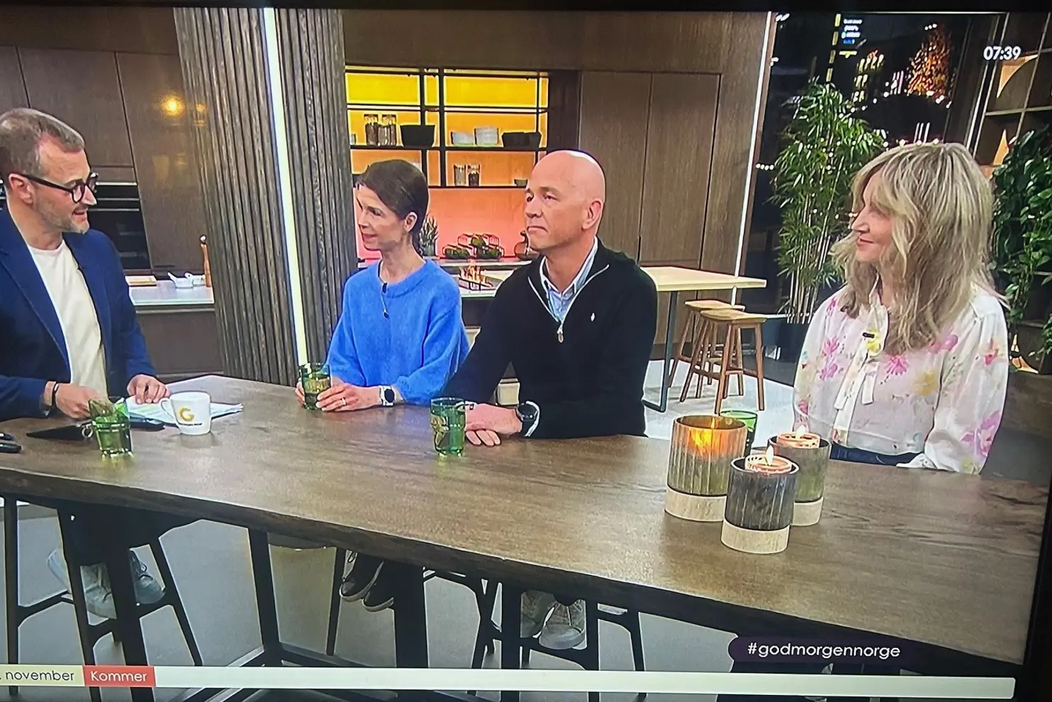 En gruppe mennesker som sitter rundt et bord