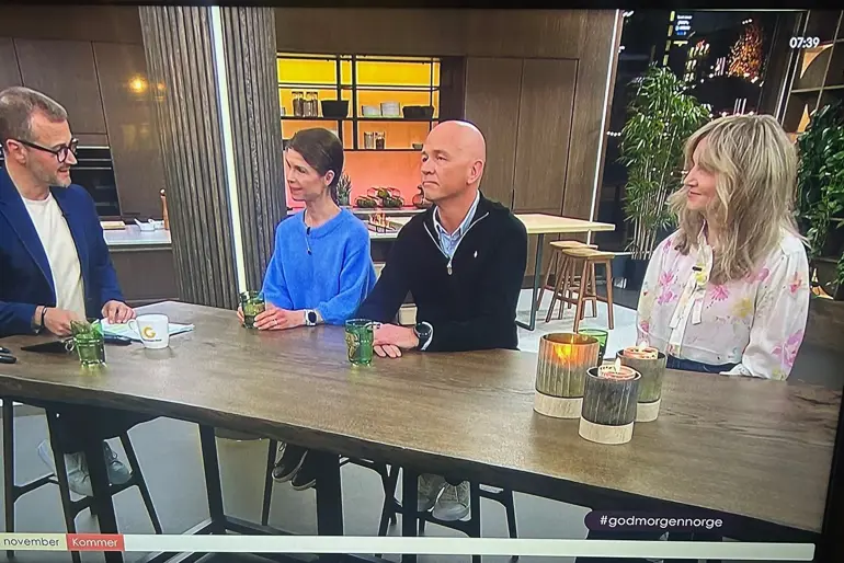 En gruppe mennesker som sitter rundt et bord