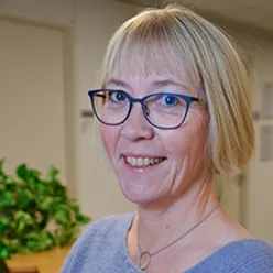 En kvinne med briller