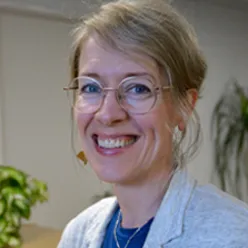 En kvinne med briller