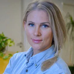 En kvinne med blondt hår