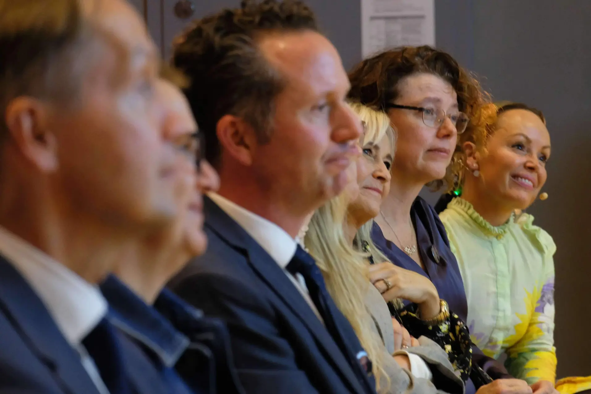 En gruppe mennesker som snakker