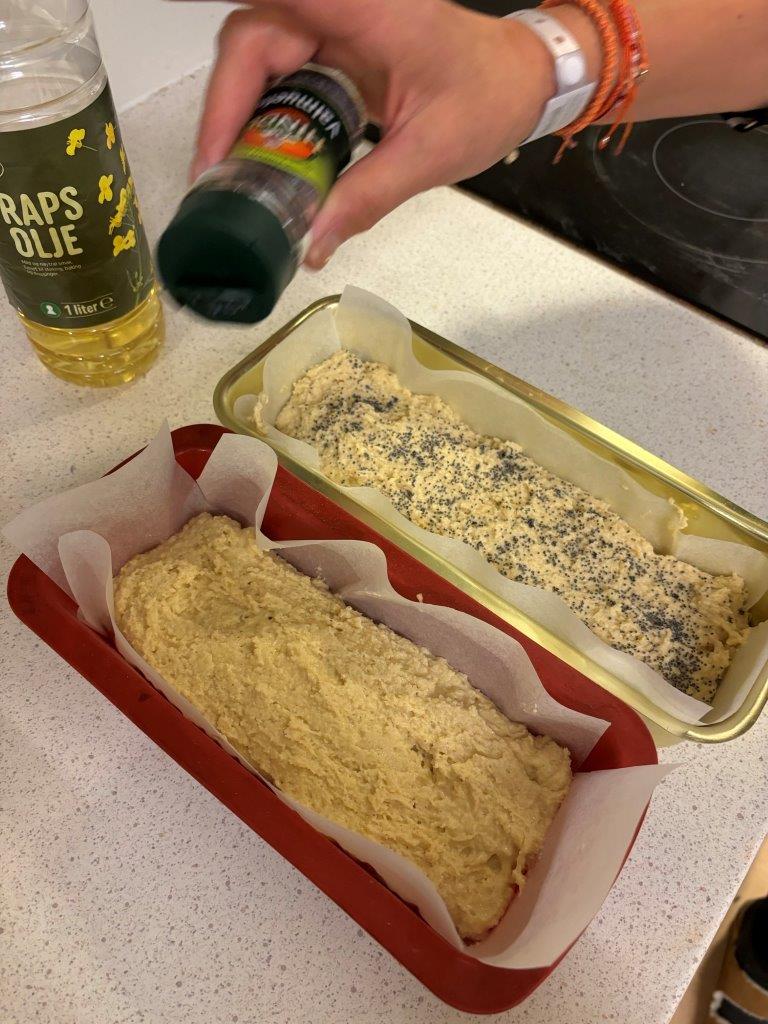 En person som holder en flaske øl