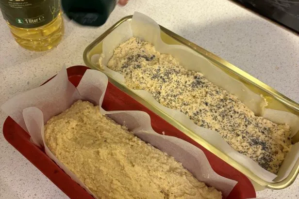 En person som holder en flaske øl