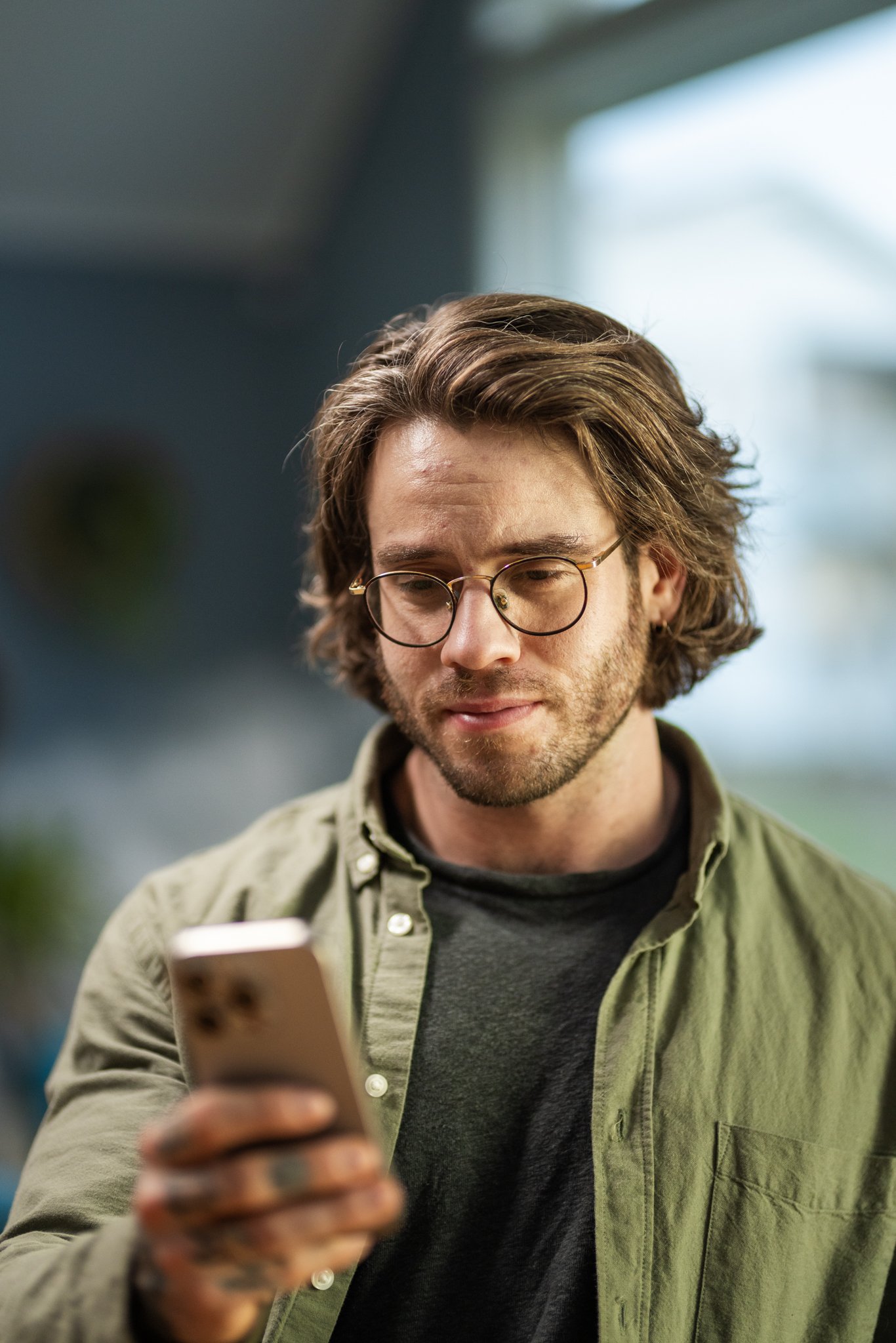 En mann som holder en telefon