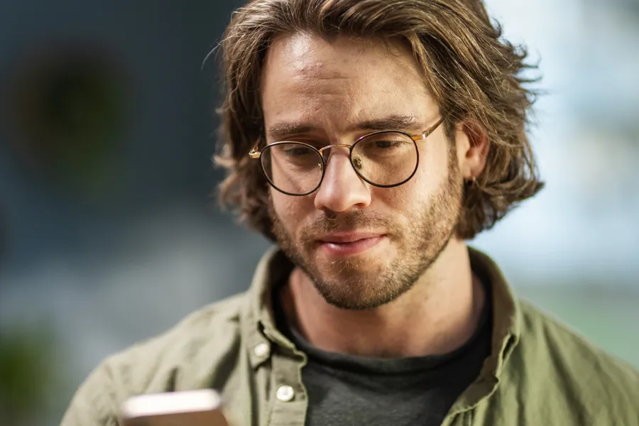 En mann som holder en telefon