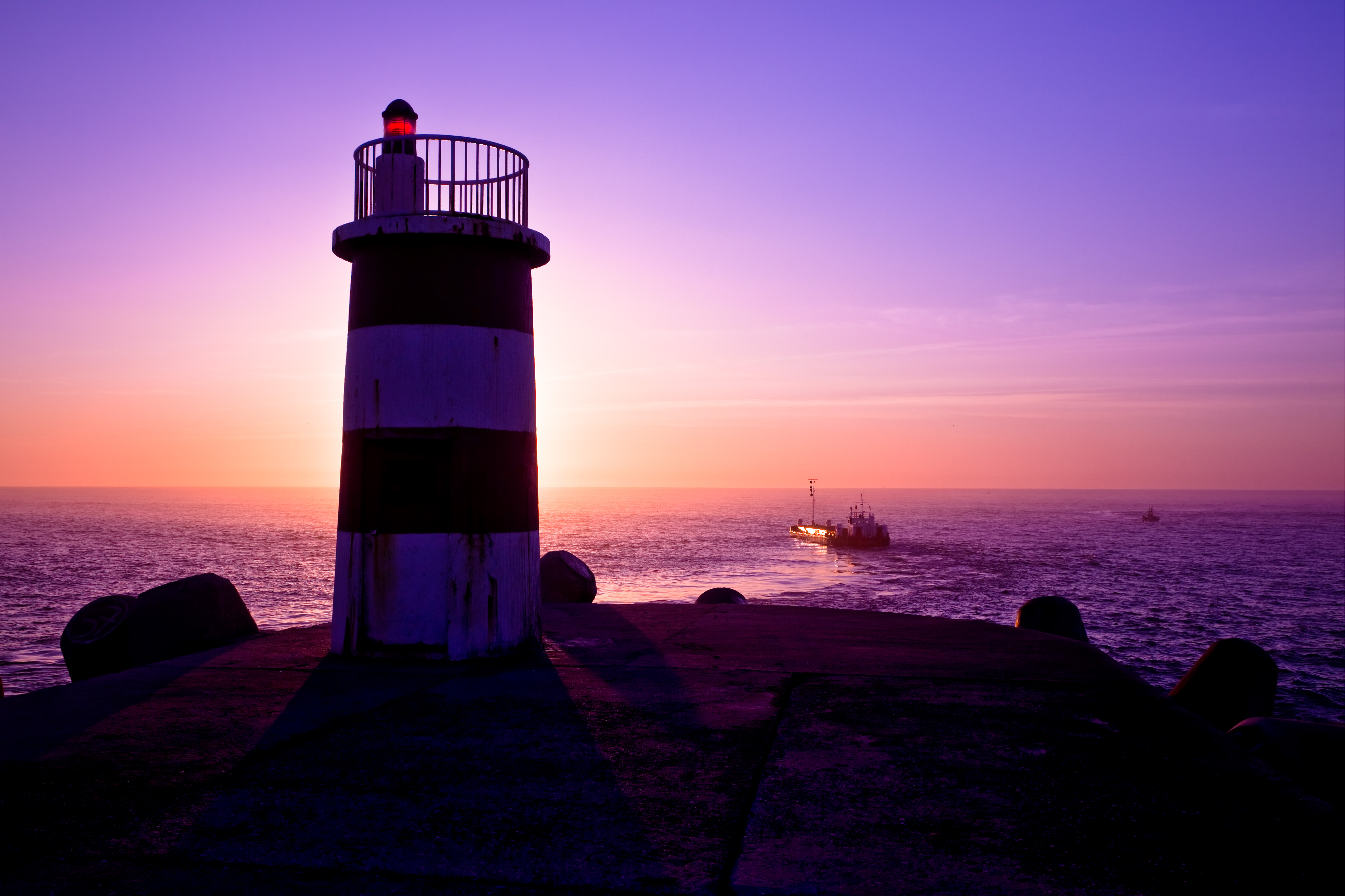 Et fyrtårn på en strand