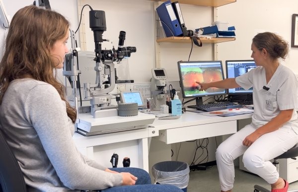 En kvinne og en mann i et laboratorium