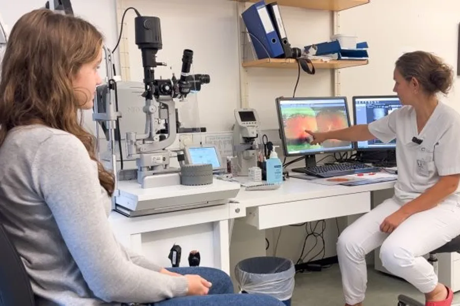 En kvinne og en mann i et laboratorium