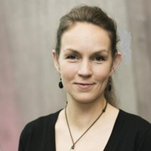 En person med kort hår