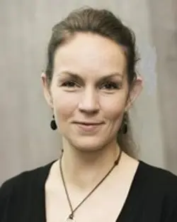 En person med kort hår