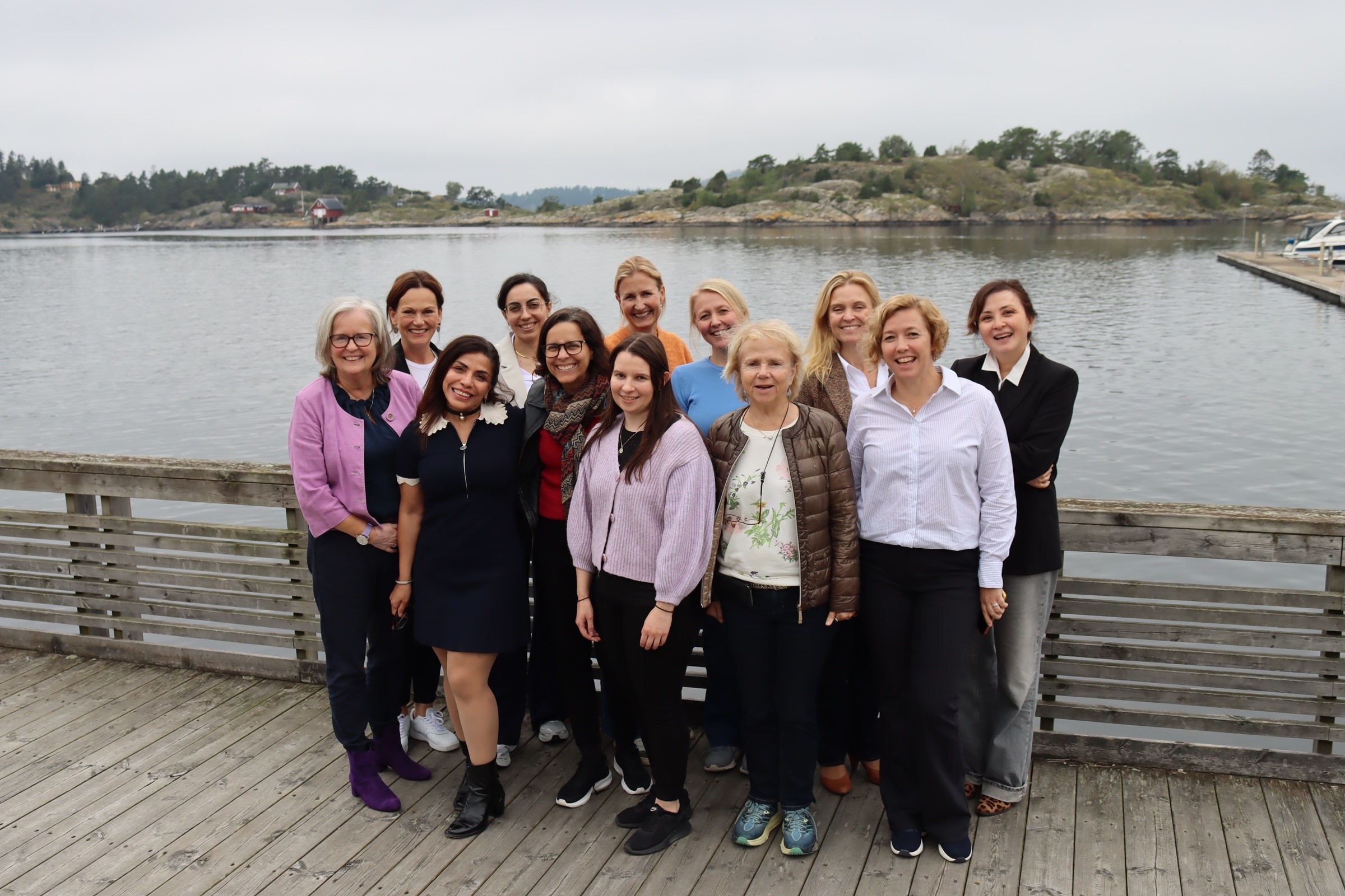 En gruppe kvinner som poserer for et bilde på en brygge
