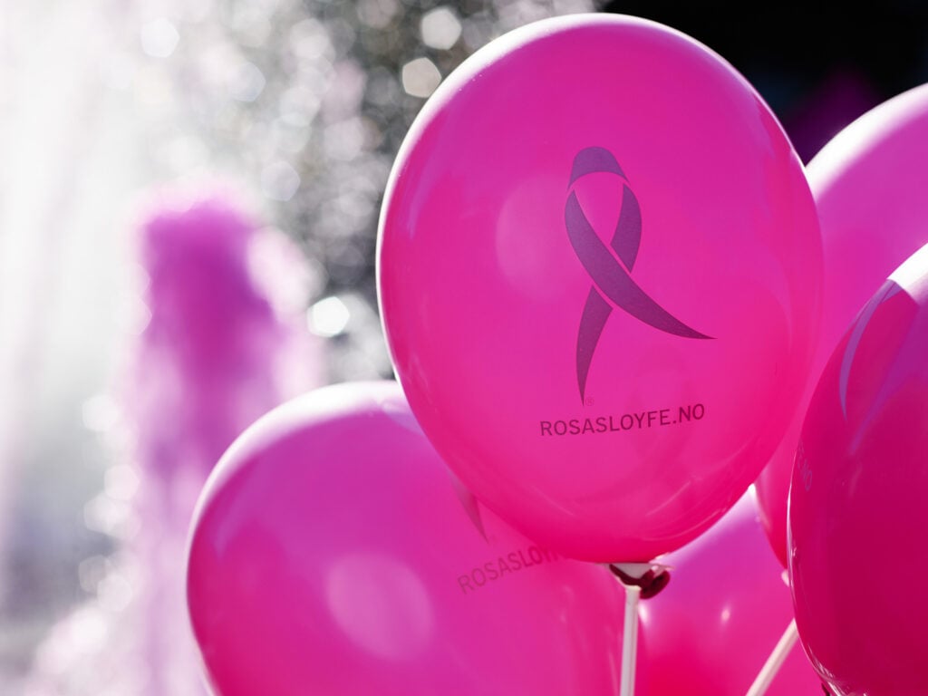 En gruppe rosa ballonger