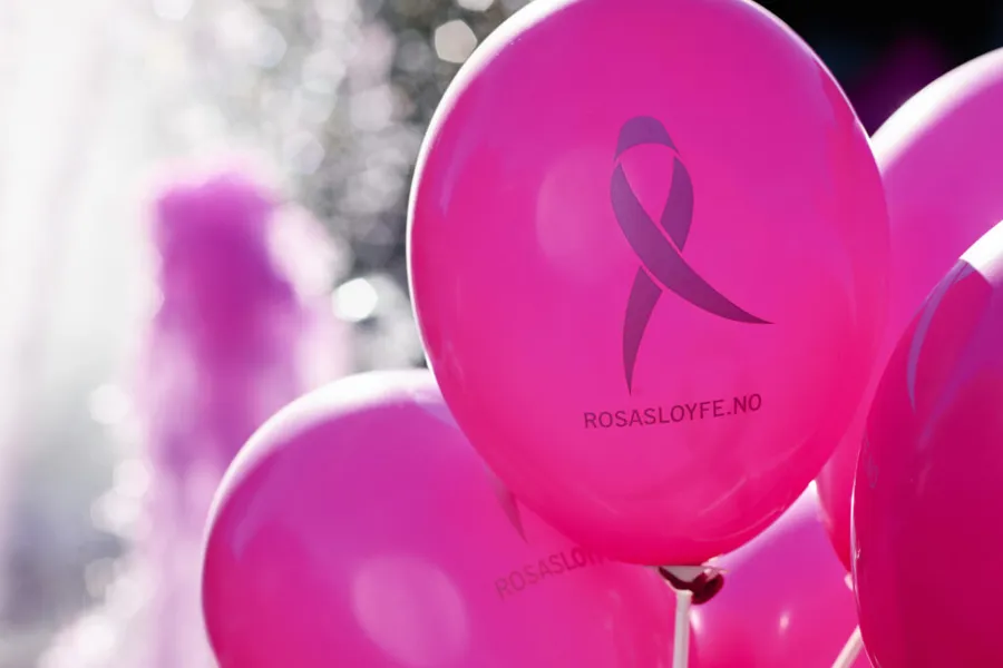 En gruppe rosa ballonger