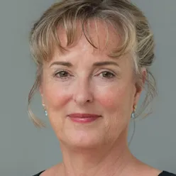 En person med blondt hår