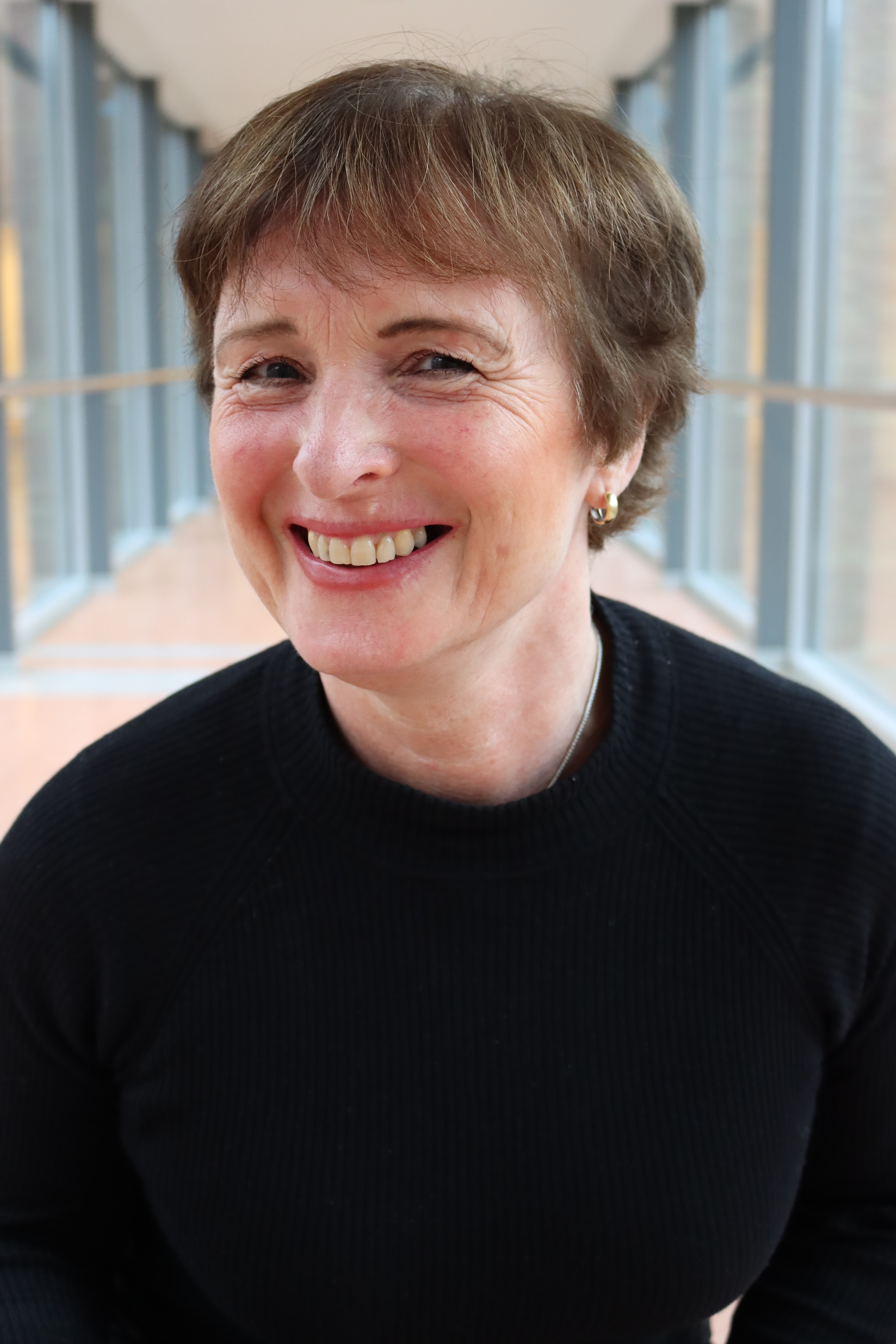 En mann som smiler til kameraet