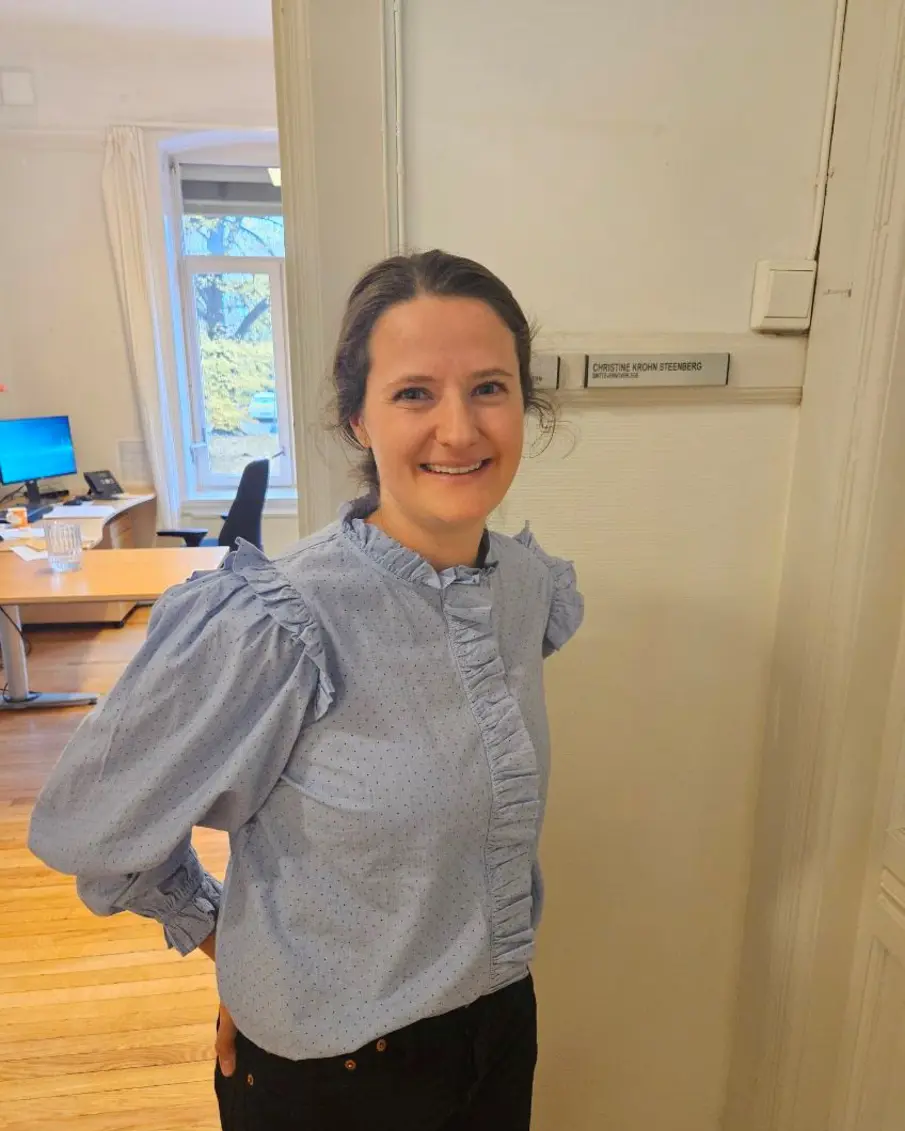 En person som smiler til kameraet