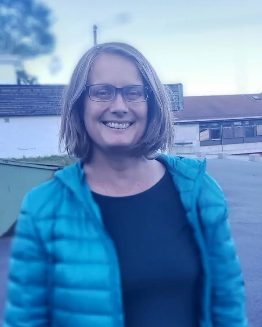 En kvinne som bruker briller