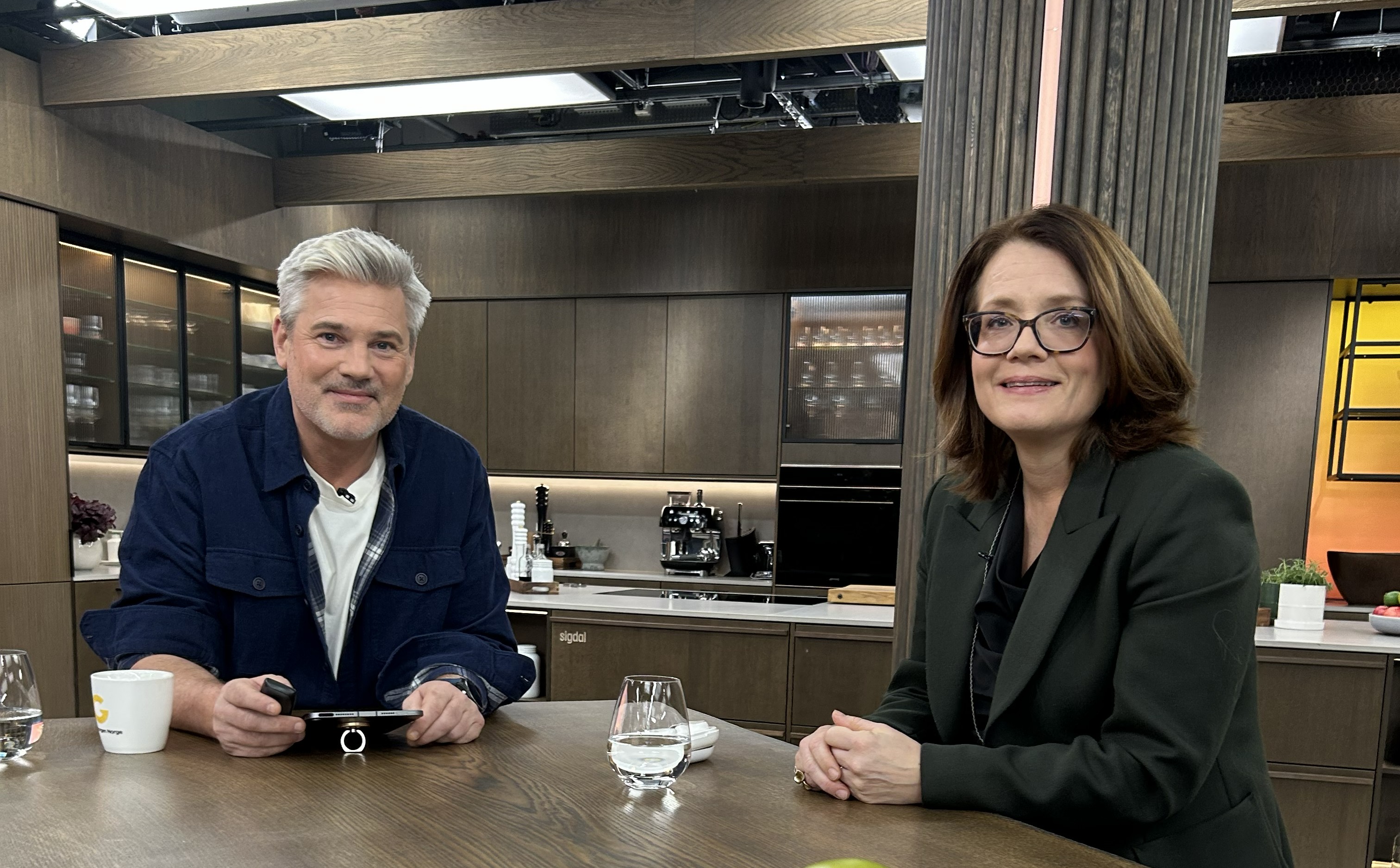 En mann og en kvinne som sitter ved et bord