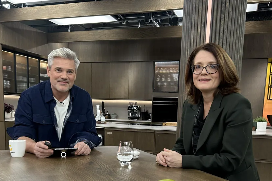 En mann og en kvinne som sitter ved et bord