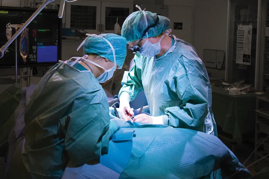 En gruppe kirurger som utfører kirurgi