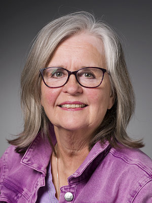 En kvinne som bruker briller