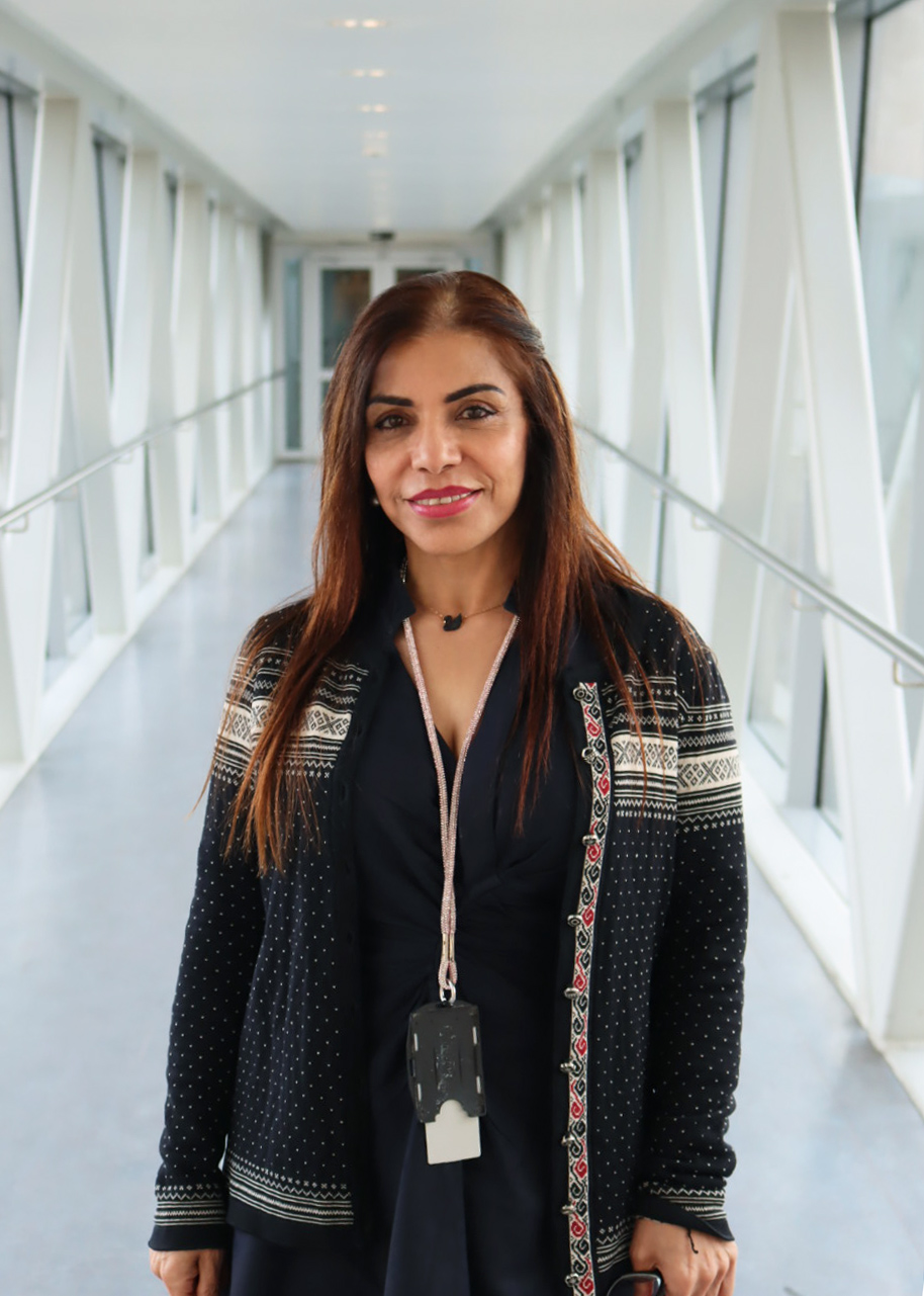 En kvinne som smiler til kameraet