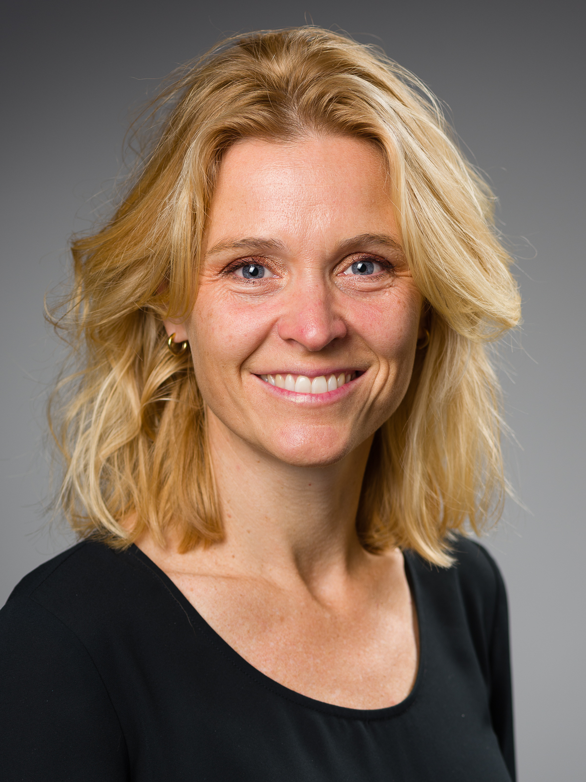 Et nærbilde av en kvinne som smiler