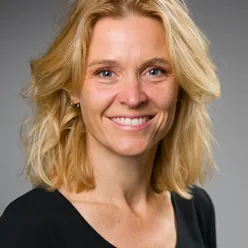 Et nærbilde av en kvinne som smiler