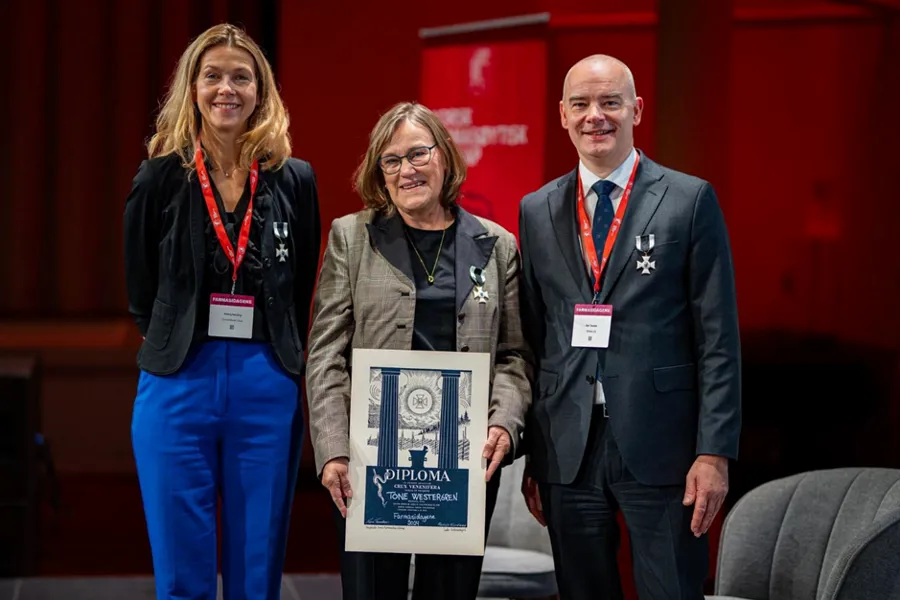 En gruppe mennesker som poserer for et bilde