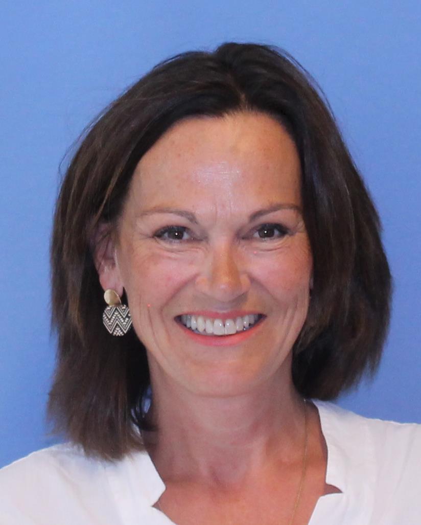 Et nærbilde av en kvinne som smiler