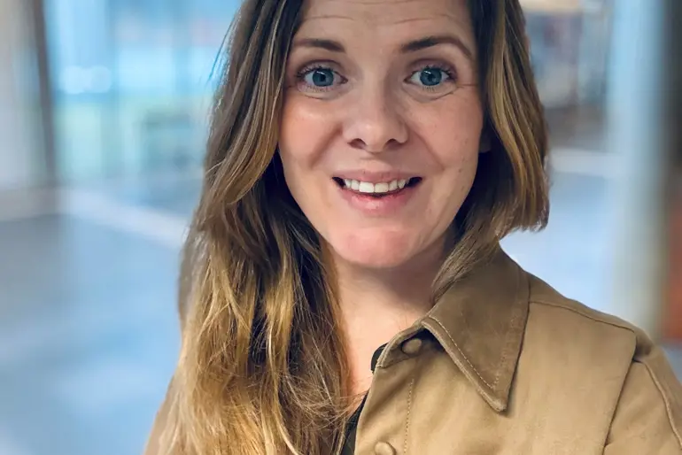 En person med langt hår