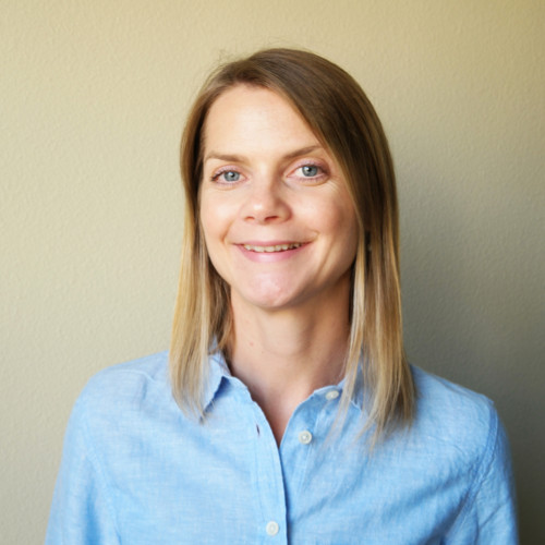 En person som smiler til kameraet