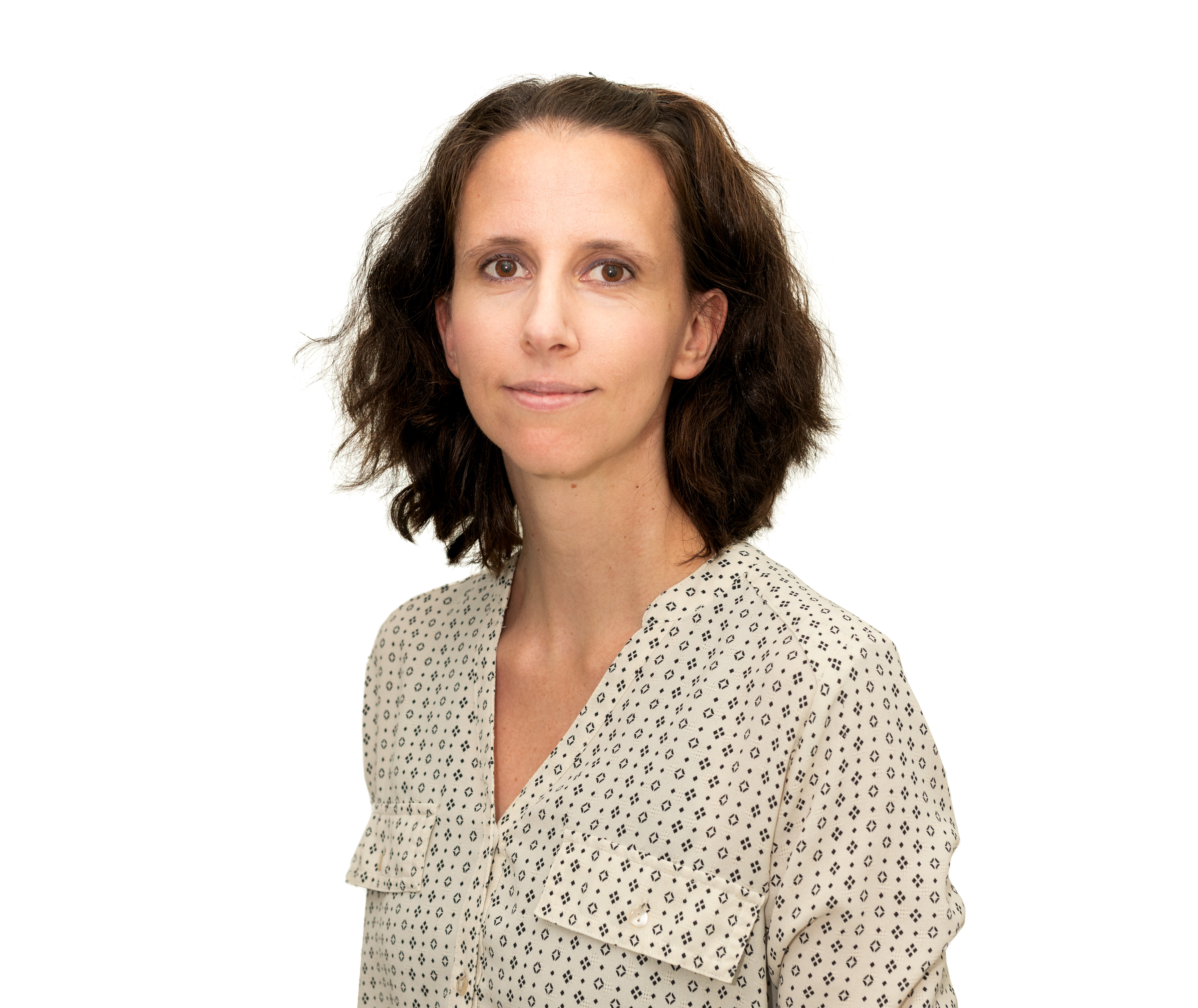 En person med brunt hår med Paley Center for Media i bakgrunnen