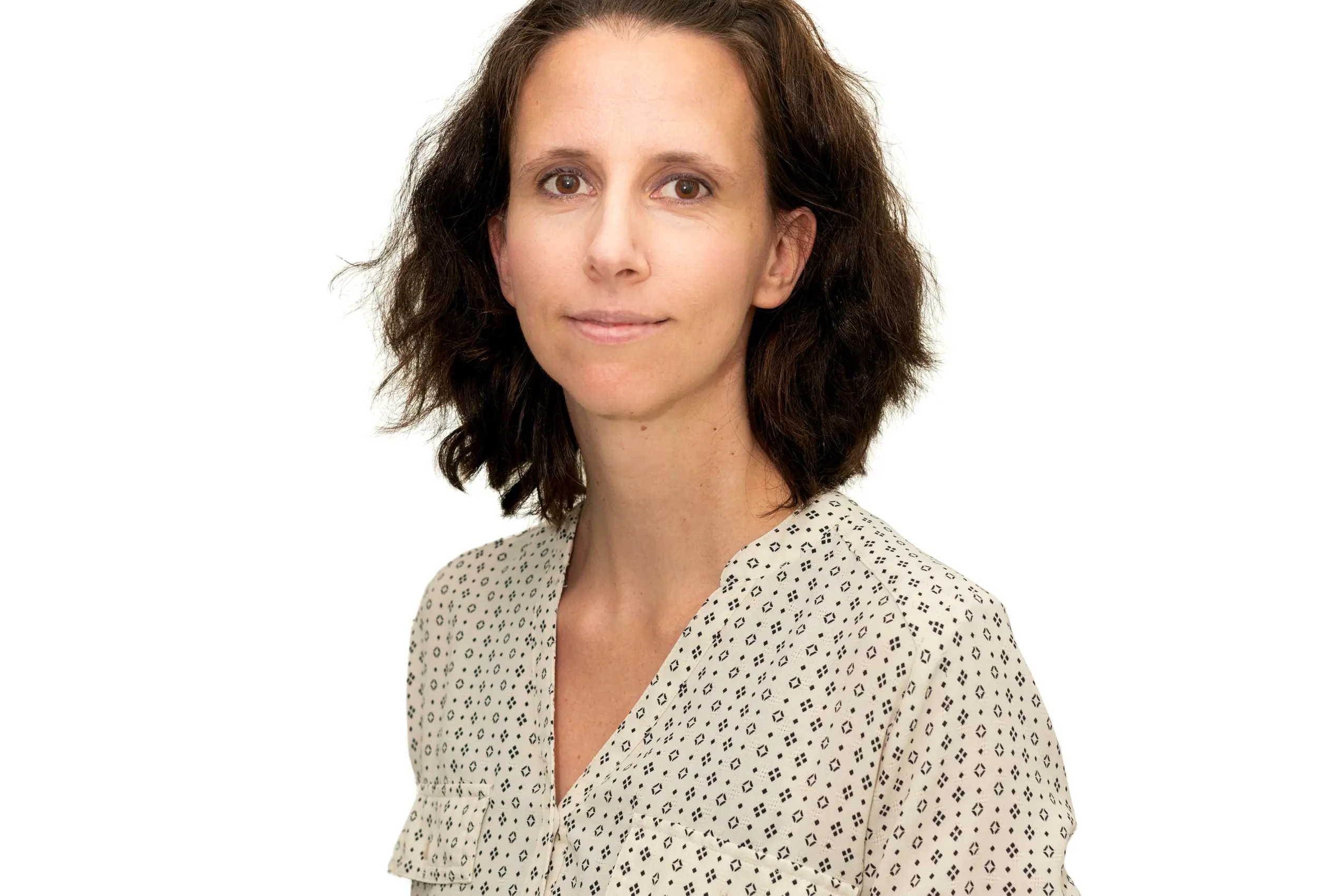 En person med brunt hår med Paley Center for Media i bakgrunnen