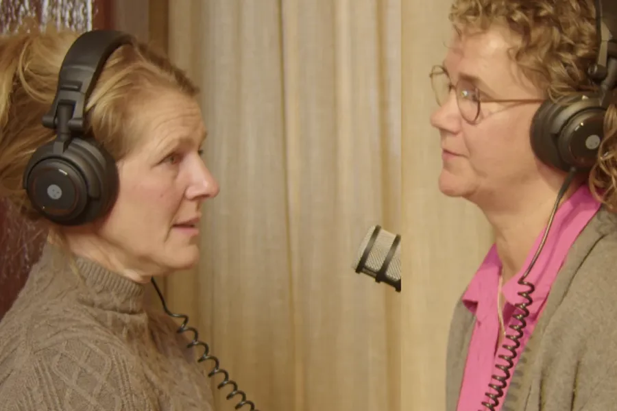 En kvinne med hodetelefoner