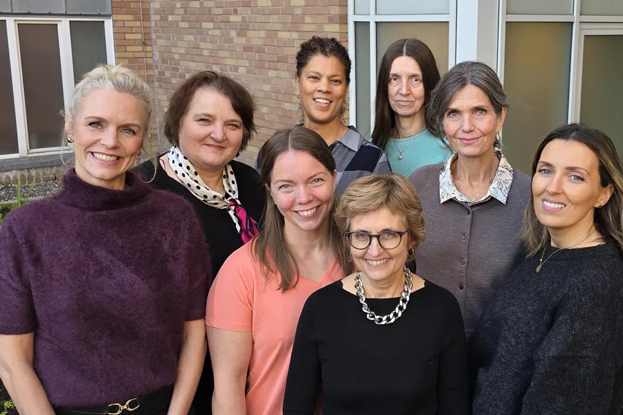 En gruppe mennesker som poserer for et bilde