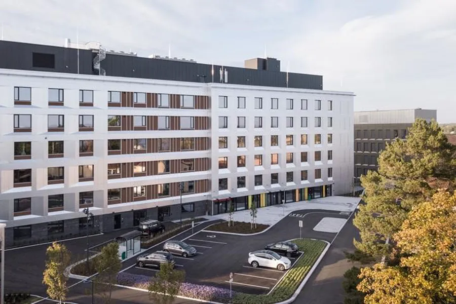 Et stort bygg med mange vinduer