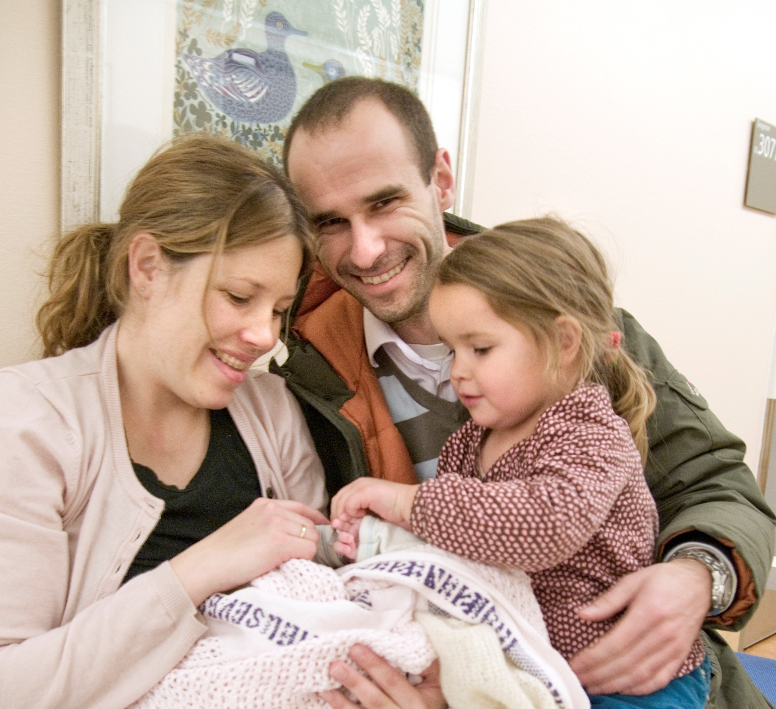 En mann og kvinne som holder en baby