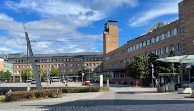 En gårdsplass i murstein med en bygning i bakgrunnen