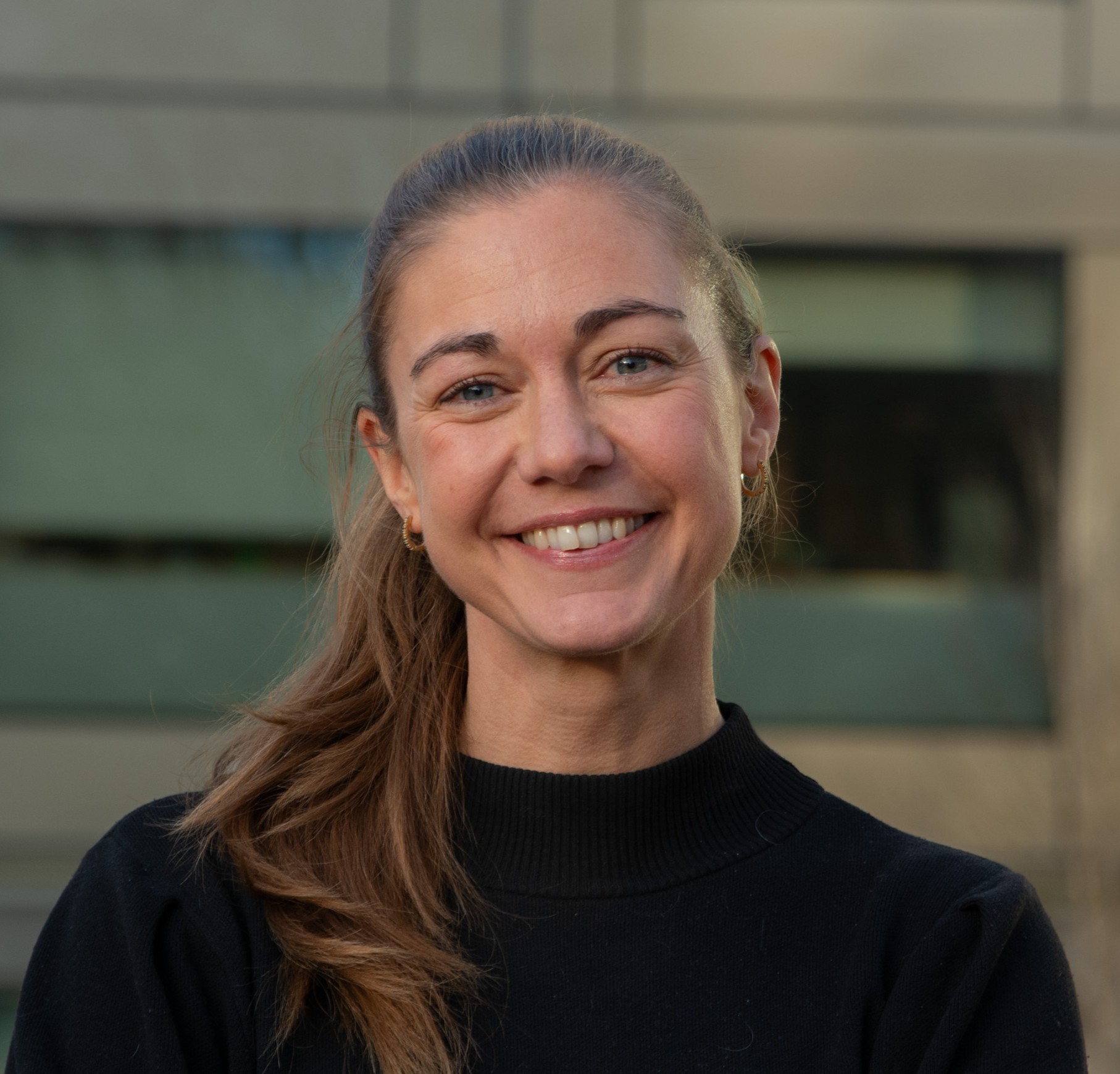 En person som smiler til kameraet