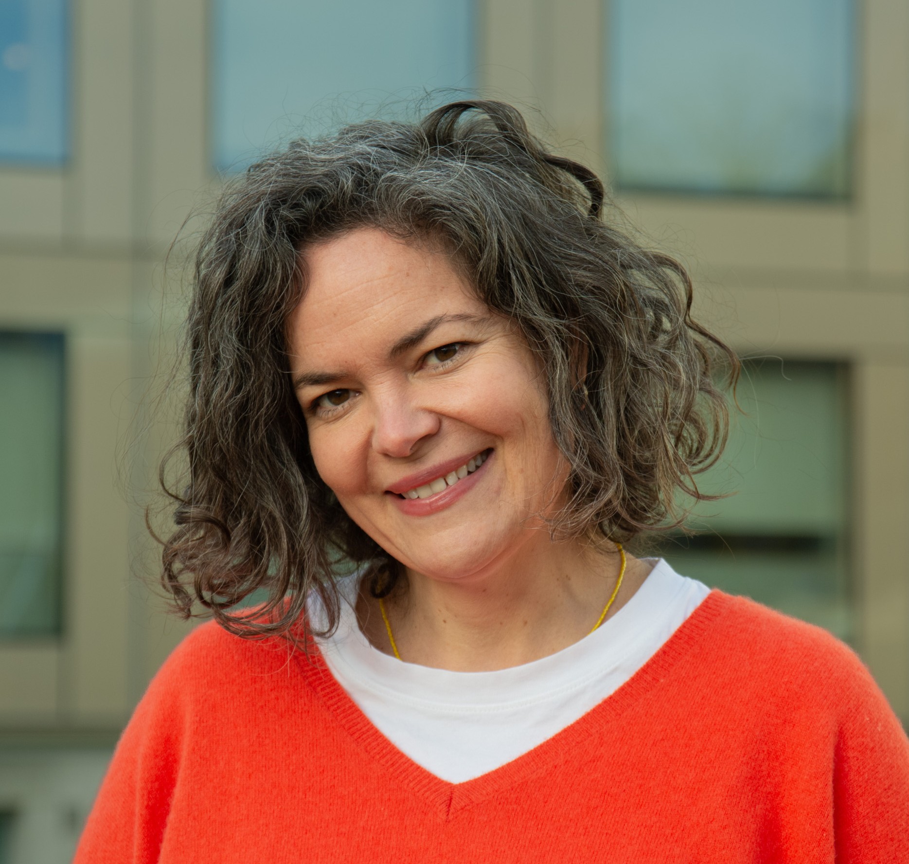 En kvinne med krøllete hår