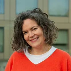 En kvinne med krøllete hår