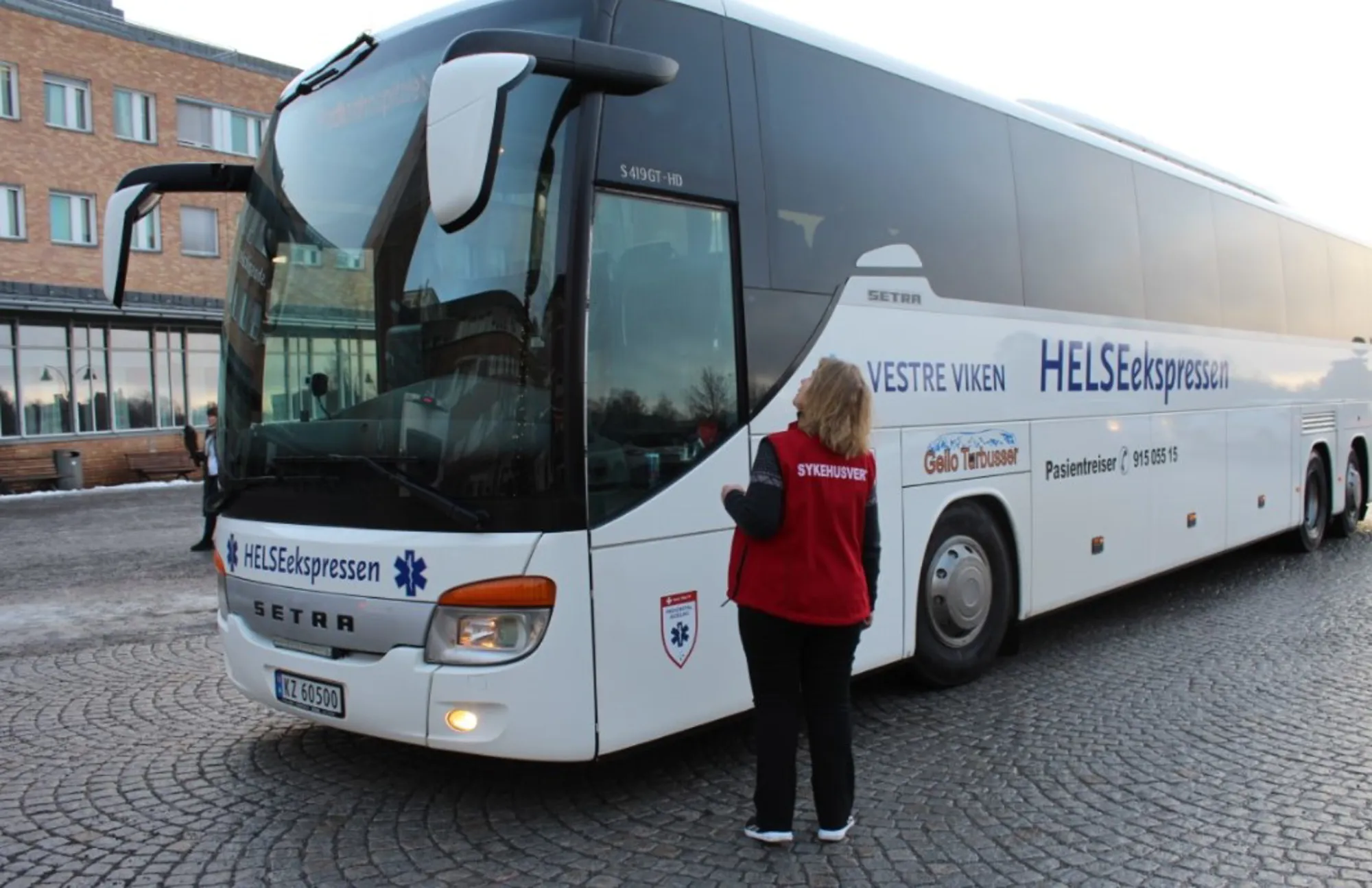 En person som står ved siden av en buss