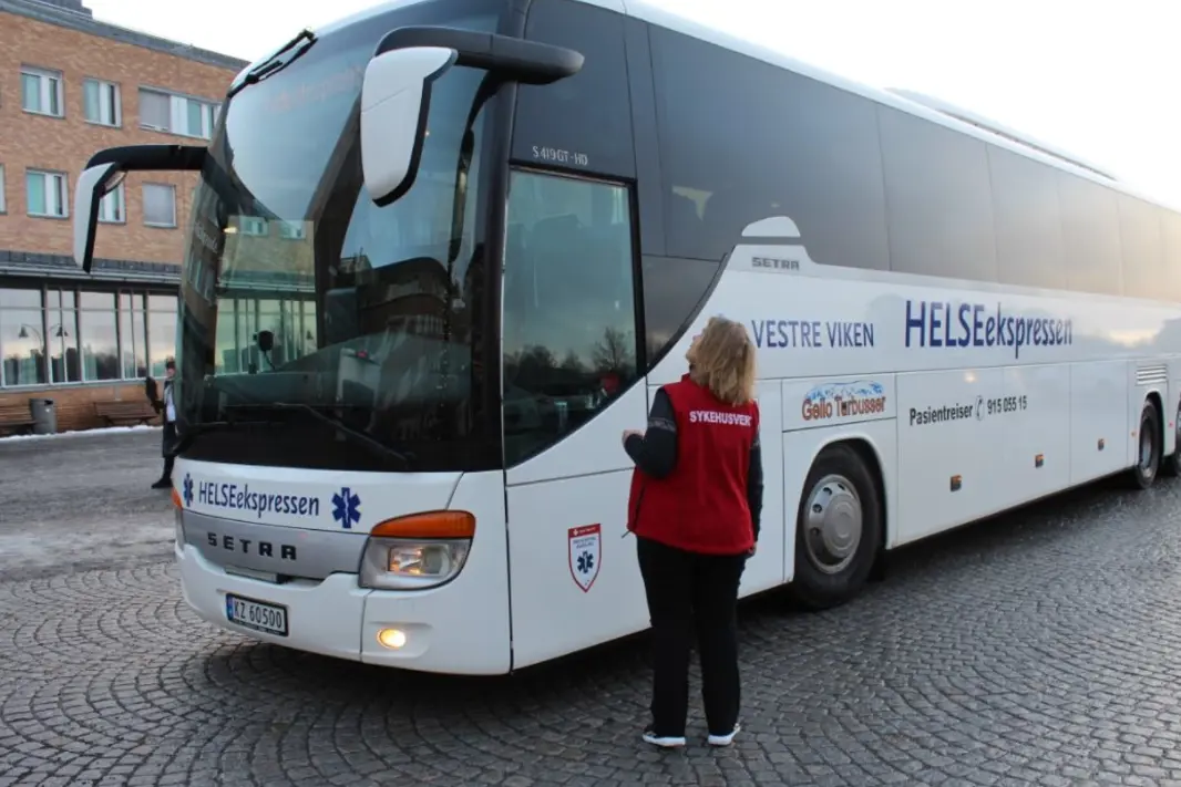 En person som står ved siden av en buss