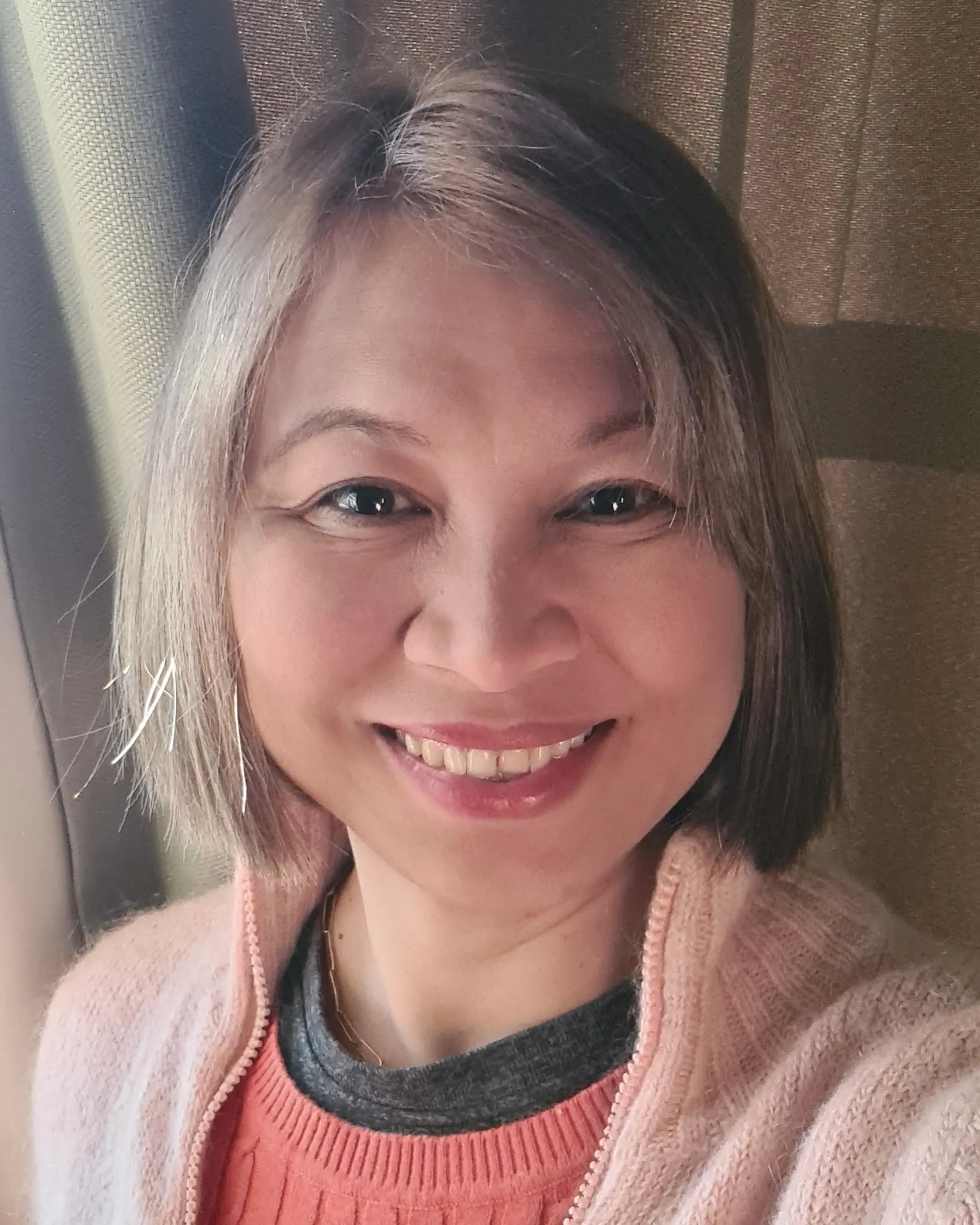 En kvinne som smiler til kameraet